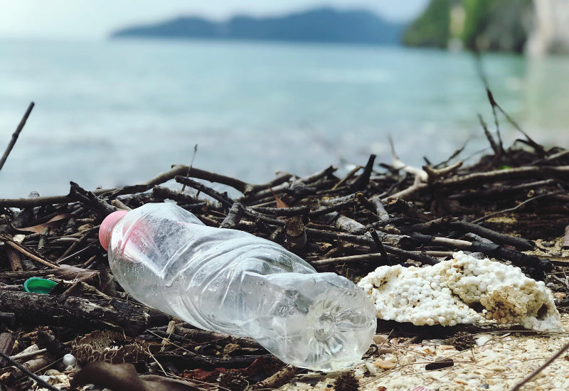 Leven met Plastic: Waarom Vermindering Noodzakelijk is