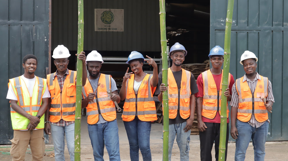Draaien aan de knoppen van onze fabriek in Afabeng. Iedere dag sleutelen is noodzakelijk.